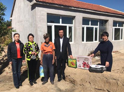 德州扑克游戏网
党委双节前下乡慰问贫困户