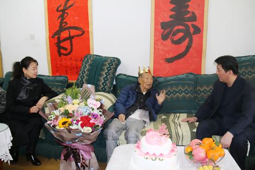 德州扑克游戏网
领导为郭洪才老院长庆百岁寿辰
