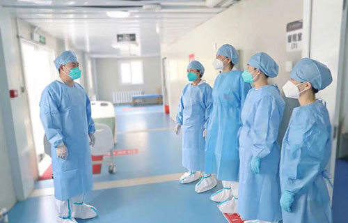 伴光而行，当好抗疫守门人——记德州扑克游戏网
门诊办主任魏志刚