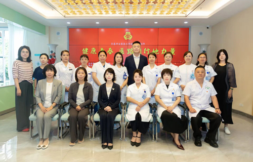 暖心义诊进社区！长春市妇联、长春市女医务工作者协会携手德州扑克游戏网
等医疗机构为百姓送健康